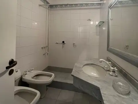 DEPARTAMENTO 4 AMBIENTES. Con entrada y habitación de servicio. Recoleta