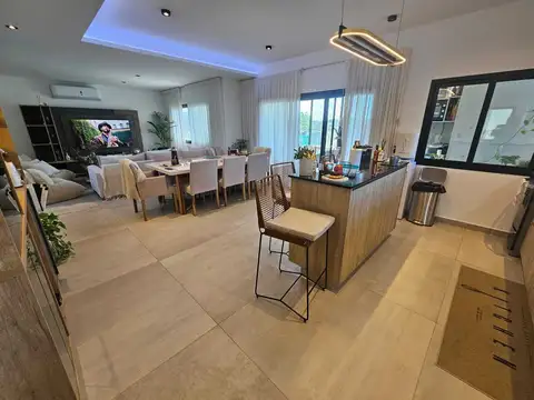 Casa 6 ambientes con 4 baños