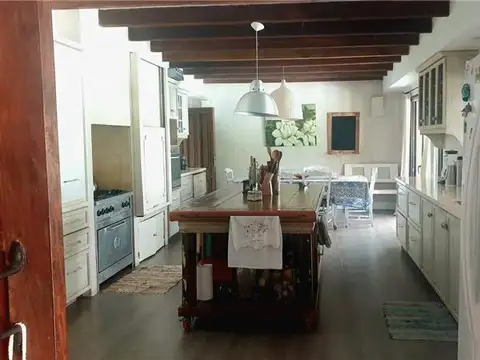 Casa en Alquiler con 4 cocheras