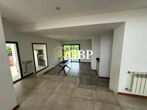 Casa en Alquiler con 3 cocheras