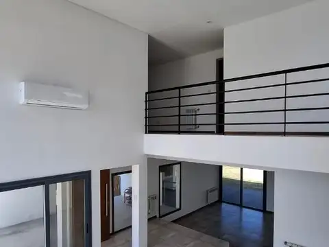 Casa en Alquiler con 3 cocheras