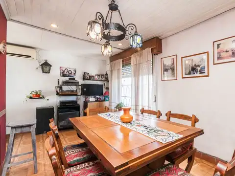 Casa 4 ambientes con 2 baños