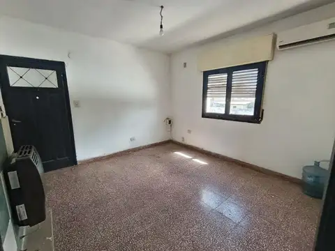 Luis Costa 700, Piso pb