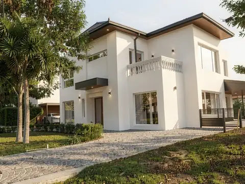 Venta casa en Los Jazmines c/ pileta