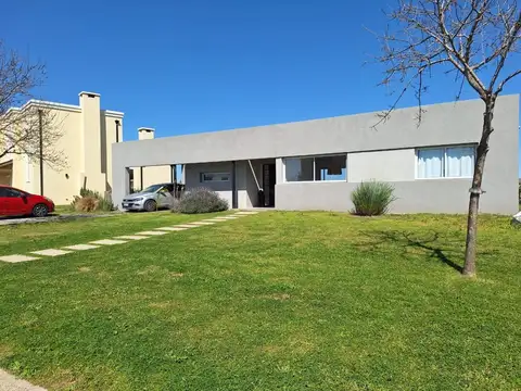 Casa en venta con vista al verde en area 1 de San Sebastian