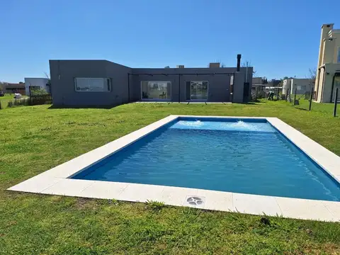 Casa en Venta con 4 cocheras