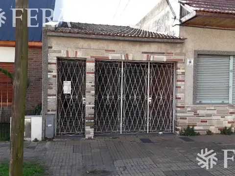 Venta de casa con local en Wilde