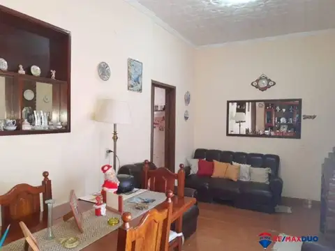 Casa 6 ambientes con 2 baños