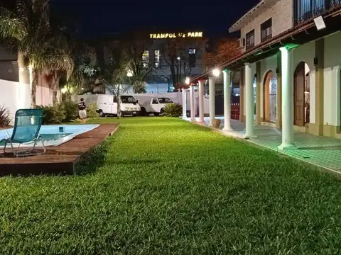 Casa 10 ambientes con 4 baños