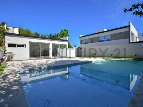 Casa en Alquiler con 1 cochera