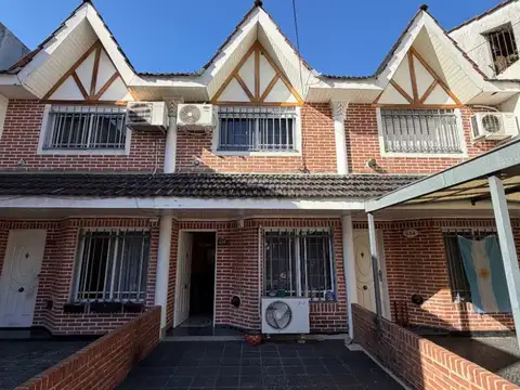 TRIPLEX 4 AMBIENTES CON JARDIN - APTO CREDITO