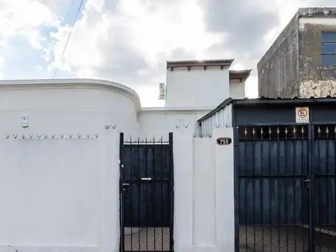 CASA EN VENTA CON COCHERA EN BARRIO AZCUÉNAGA