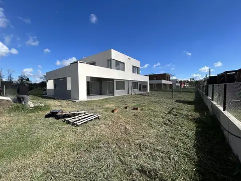 Casa 3 ambientes con 2 baños