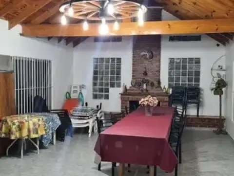 Casa en venta - 3 Dormitorios 3 Baños - Berazategui