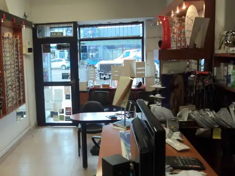 Local de 55 m2 sobre Av. Rivadavia al 11000 en Liniers.