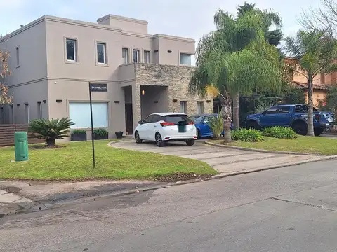 Casa 6 ambientes con 4 baños