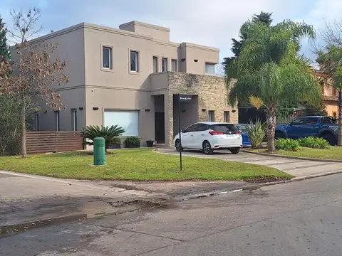 Casa en Venta con 4 cocheras