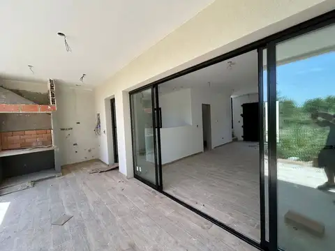 Casa 4 ambientes con 2 baños