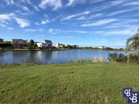 Venta de Lote al Lago de 722 m² con Orientación Noroeste en Barrio Vistas, Puertos del Lago
