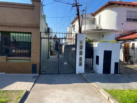 PH EN LANUS   C/ PATIO Y  TERRA  . EXC UBICACION