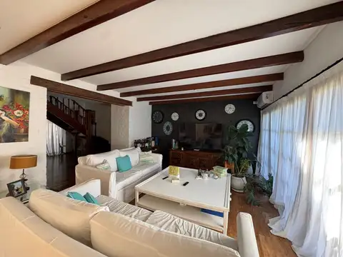 Venta casa en Barrio con portón Erales, Bella Vista