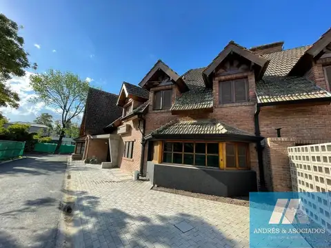 Venta casa en Barrio con portón Erales, Bella Vista