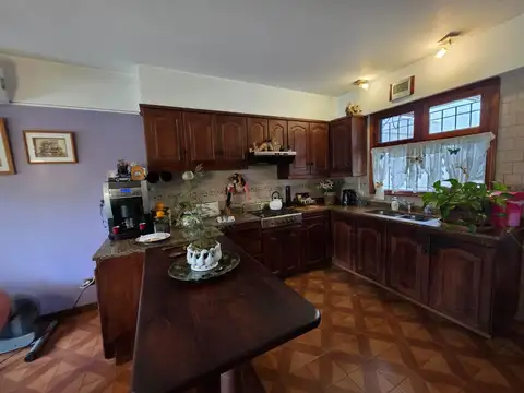 Venta casa 5 ambientes con cochera doble en Bernal