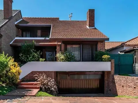 Venta casa 5 ambientes con cochera doble en Bernal