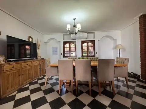 Casa en Venta con 2 cocheras