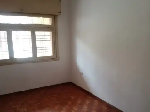Casa 6 ambientes con 2 baños