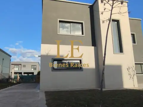 Casa 6 ambientes con 2 baños