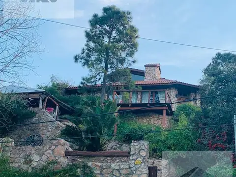 Casa 7 ambientes con 2 baños