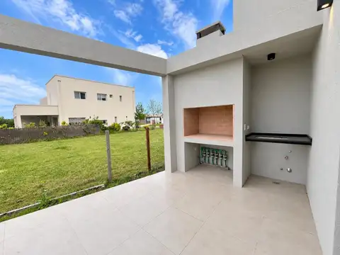 Casa en Venta en Pilar del Este - Santa Lucia, USD 220.000