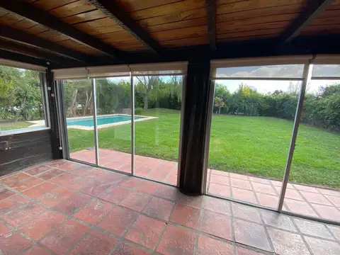 CASA DE TRES DORMITORIOS , ESCRITORIO + PLAYROOM CON PILETA