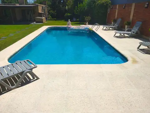 Casa Con Quincho, Piscina Y Amplio Parque En Venta, El Pato Berazategui