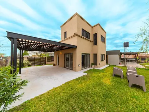 Casa en Venta de 2 dormitorios con pileta PERMUTA