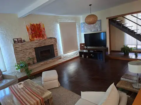 Casa 6 ambientes con 3 baños