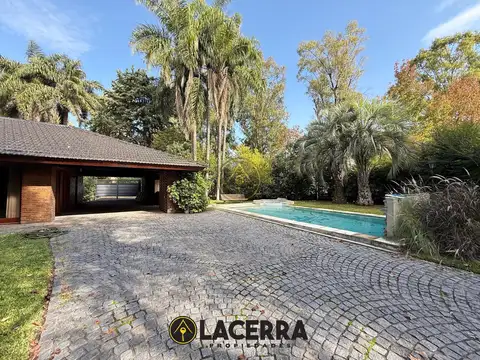 CHALET 4 AMB. CON AMPLIO LOTE, PISCINA, COCHERA Y PARRILLA