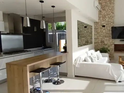 Casa en Alquiler Temporal con 2 cocheras