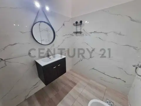 ALQUILER  Casa Reciclada 2 Dormitorios con Gran Patio y Cochera Doble B° Alto Verde