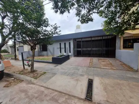 ALQUILER  Casa Reciclada 2 Dormitorios con Gran Patio y Cochera Doble B° Alto Verde