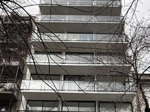 moderno local a estrenar sobre Alsina al 2100 en Balvanera