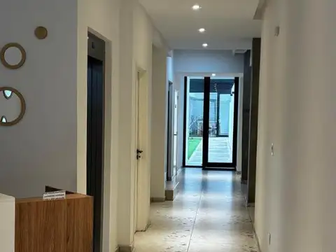 moderno local a estrenar sobre Alsina al 2100 en Balvanera