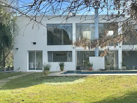 Casa en Santa María de Tigre, con 4 habitaciones, quincho, lote interno