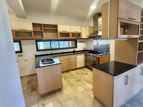 Casa en Santa María de Tigre, con 4 habitaciones, quincho, lote interno