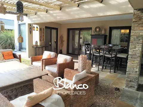Casa 4 ambientes con 5 baños