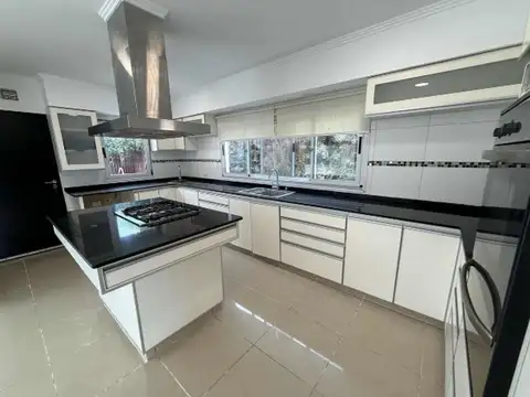 Casa 5 ambientes con 4 baños