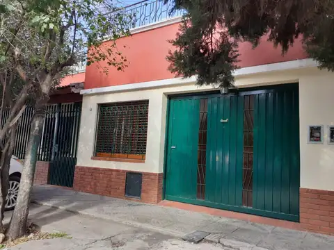Casa De 3 Ambientes Sobre Lote Propio, Con Jardín Y Cochera!