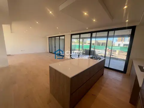 Casa 5 ambientes con 3 baños