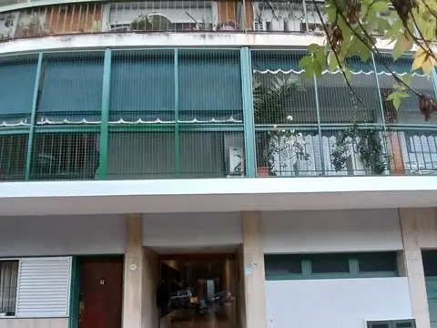 DEPARTAMENTO DE 2 AMB APTO PROFESIONAL  MUY AMPLIO  CTFTE BALCON CORRIDO Y COCHERA DESCUBIERTA FIJA